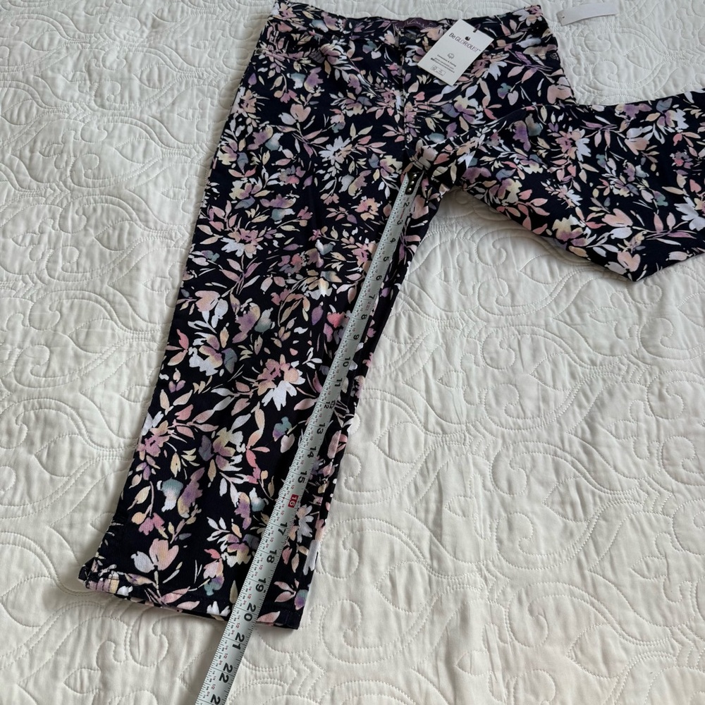 Gloria Vanderbilt Amanda Dark NavyFloral Capri Slimming‎ Pants Women's 10 NWT - Picture 12 of 12